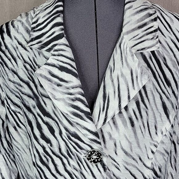 CHICO'S Zebra Print Lightweight Jacket Size 1/Medium - Picture 2 of 10